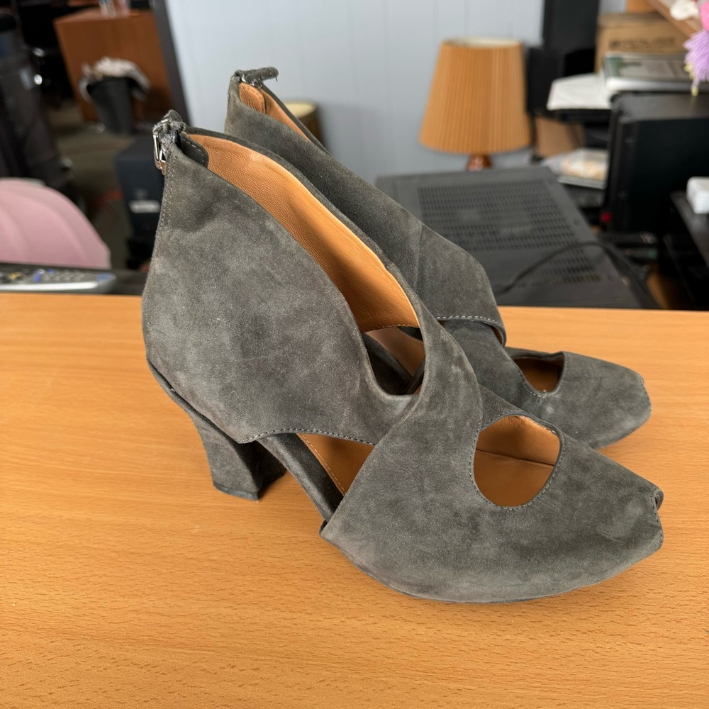 Earthies Suede Leather Heels